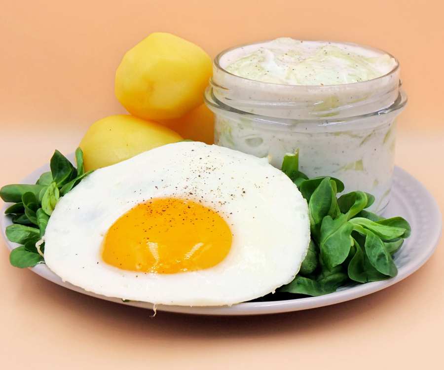 Ziemniaki z jajkiem sadzonym i mizerią